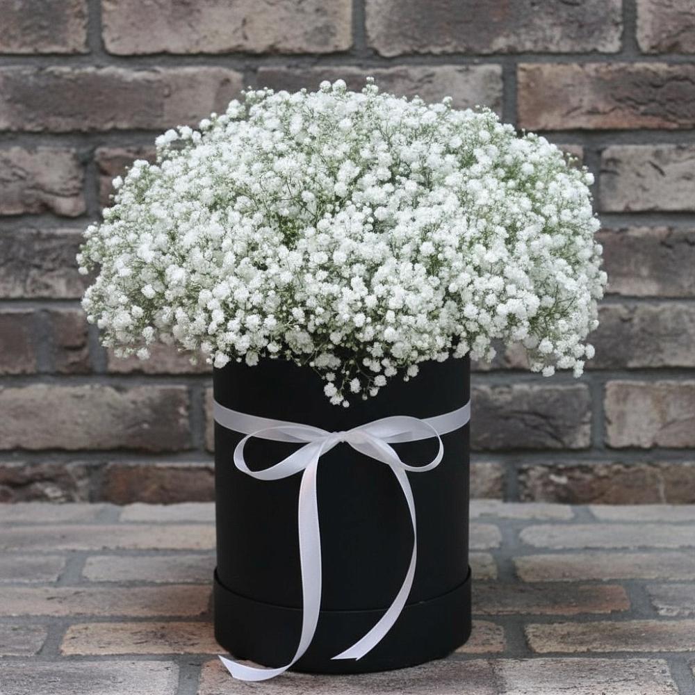 Цветочная композиция из Гипсофила в шляпной коробке в Никольске