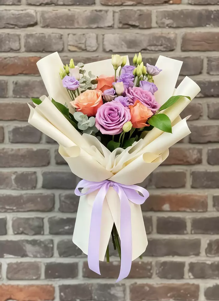 Букет цветов из: Лизиантусы и Розы в Никольске