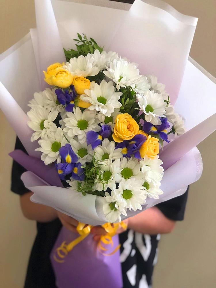 Букет цветов из: Ирисы, Хризантемы и Розы в Никольске