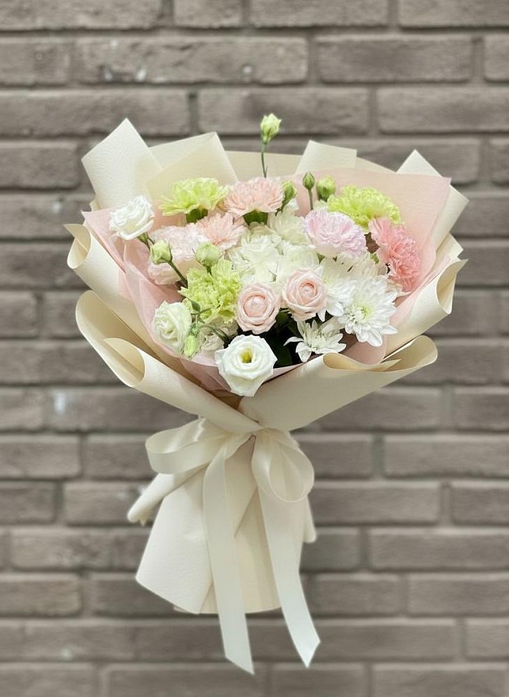 Букет цветов из: Гвоздики, Розы, Лизиантусы и Хризантемы в Никольске