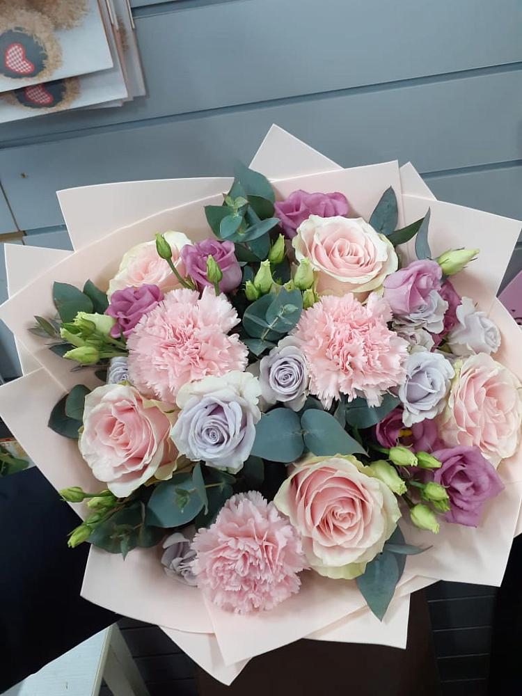 Букет цветов из: Розы, Гвоздики и Лизиантусы в Никольске